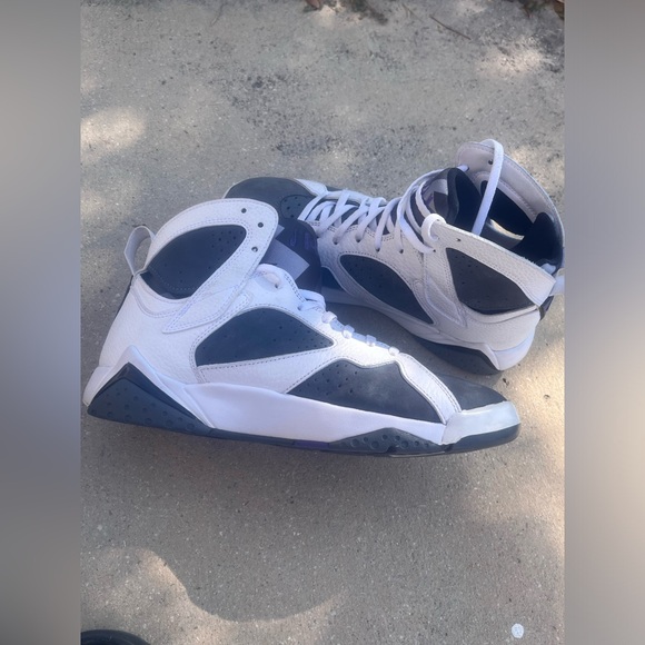 Gray white JORDAN AIR size 9 all most new - Picture 3 of 5